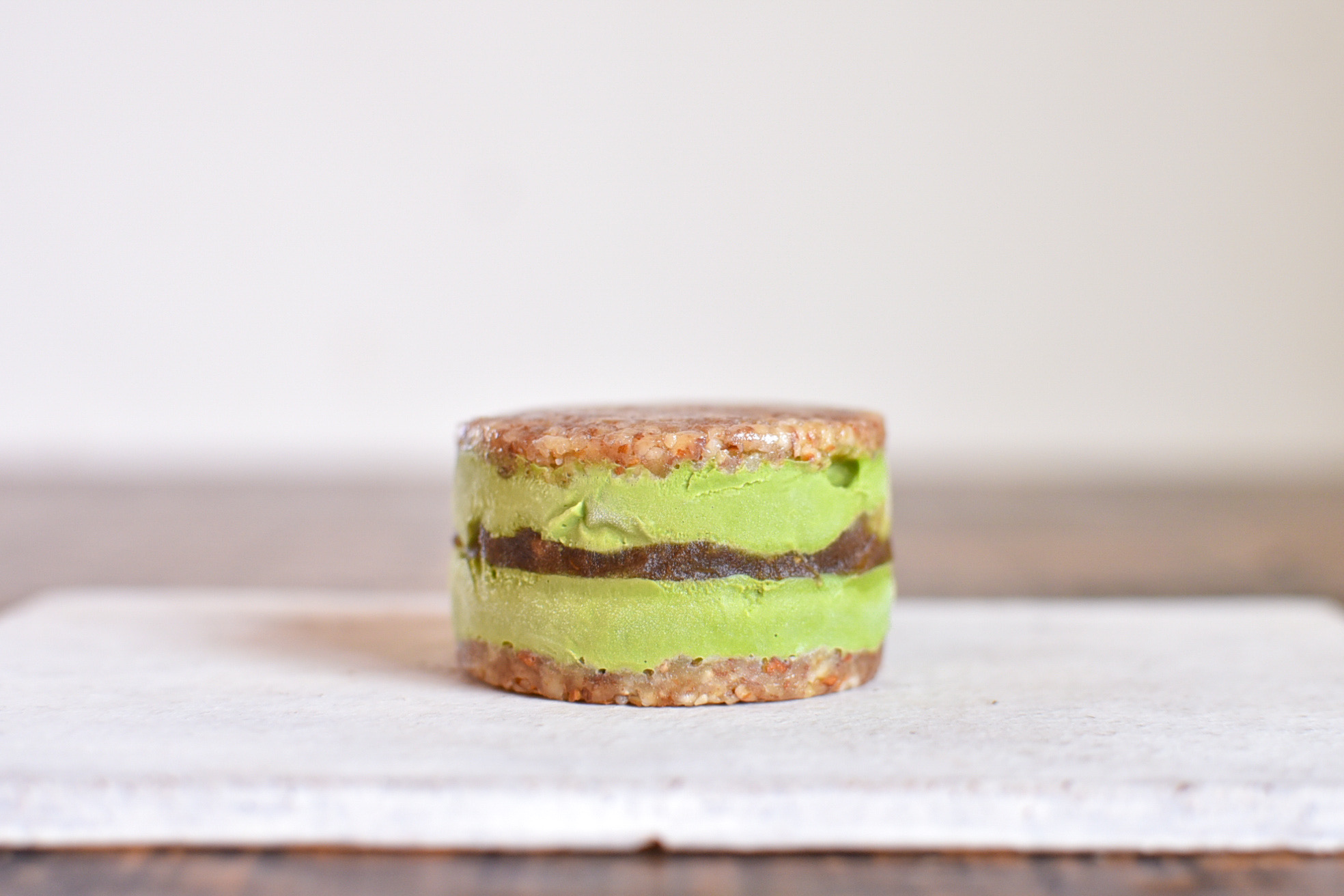 RAWクッキーサンドアイス　抹茶デーツ餡